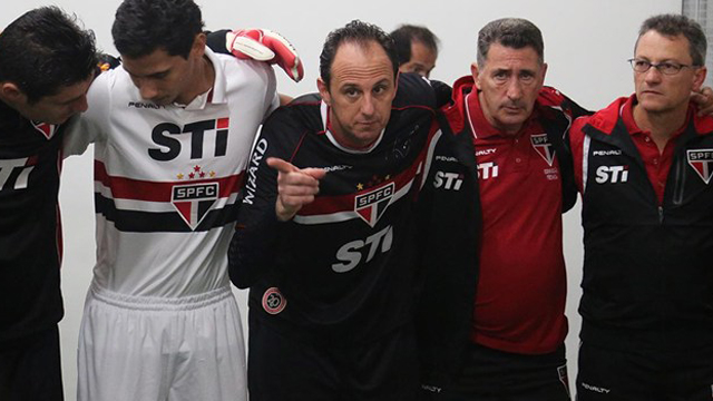 Rog&eacute;rio Ceni est&aacute; a 17 jogos de ser o brasileiro que mais defendeu um clube