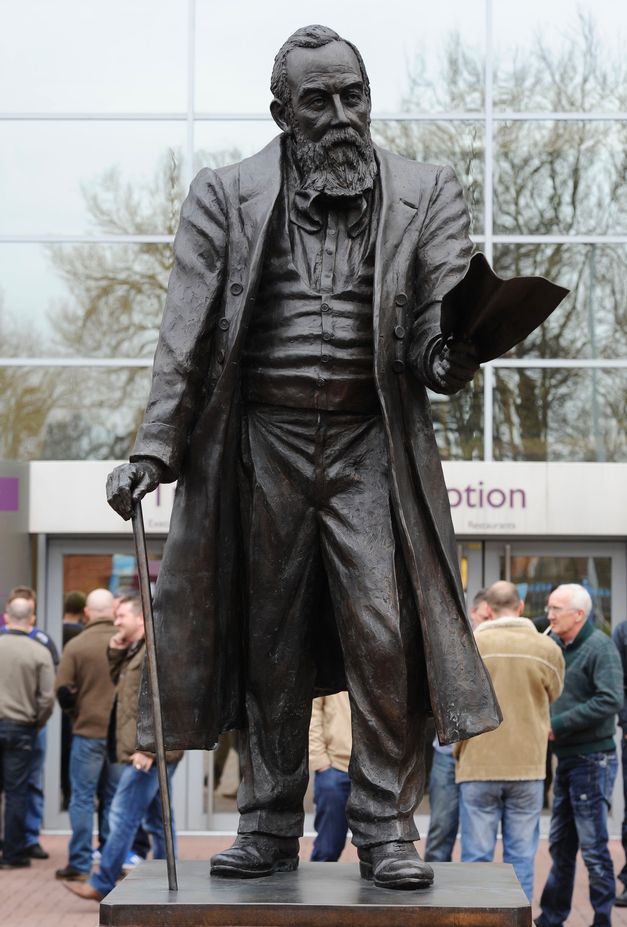 Est&aacute;tua de Sir William McGregor na frente do Villa Park