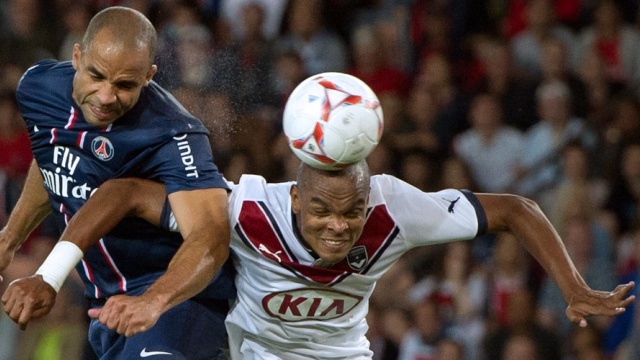 alex-do-psg-disputa-bola-com-henrique-do-bordeaux-em-partida-do-campeonato-frances-26082012-1346016107128_956x500