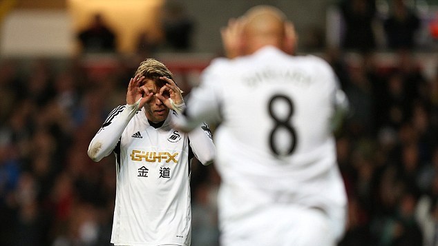 Ao empatar o jogo, Michu imitou o gesto caracter&iacute;stico de Shelvey