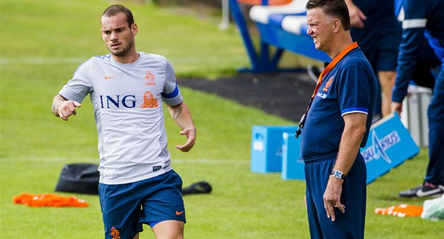 Na rodada que deve colocar Holanda na Copa, Sneijder ganha chance