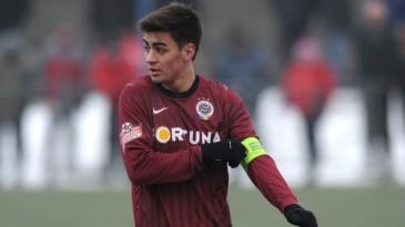 Em Praga, a moda é marcar gol de voleio. Mas com as nádegas