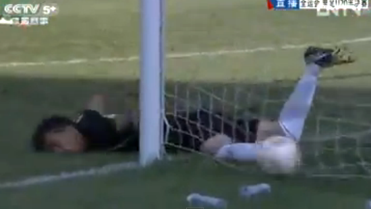 Esse &eacute; o gol contra mais bizarro que voc&ecirc; poder&aacute; ver na vida