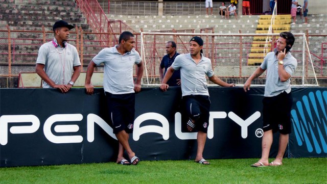 Diante da indecis&atilde;o, o Santa espera (Foto: Site do Santa Cruz)