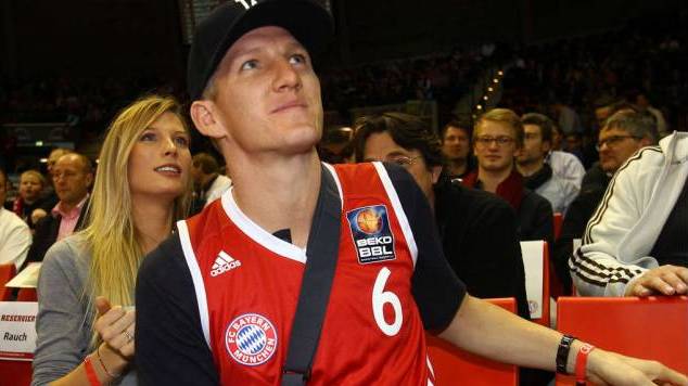 Schweinsteiger mostra que tamb&eacute;m &eacute; craque no basquete