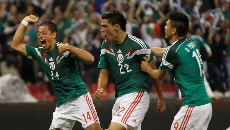 Jim&eacute;nez comemora o gola&ccedil;o decisivo no Azteca