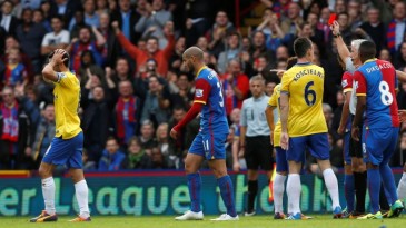 Mas nem com o juiz roubando o Arsenal sai do topo