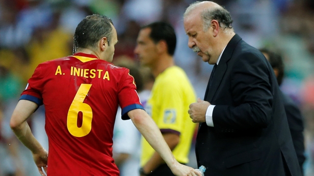 Iniesta &eacute; o grande diferencial na Roja de Del Bosque  (AP Photo/Victor R. Caivano)