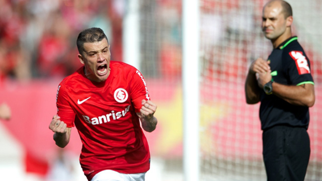 D'Alessandro marcou de p&ecirc;nalti e provocou a torcida do Gr&ecirc;mio