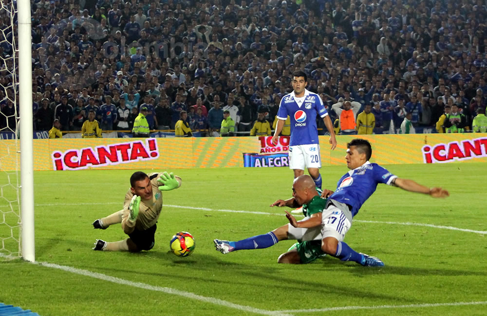Mondrag&oacute;n, do Deportivo Cali, faz defesa contra o Millonarios