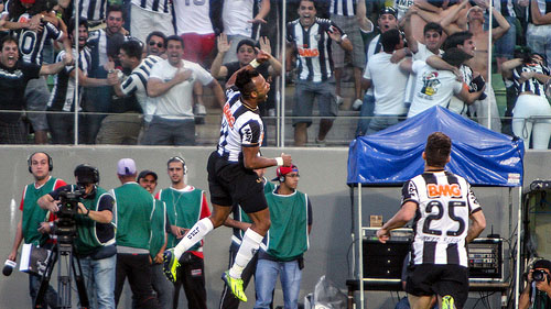 Galo derruba Cruzeiro, Ceni perde p&ecirc;nalti e Botafogo quebra tabu