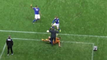 Eis a prova de que jogador derruba técnico, sim