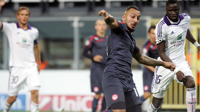 O destaque improv&aacute;vel: Mitroglou marcou os tr&ecirc;s do Olympiakos
