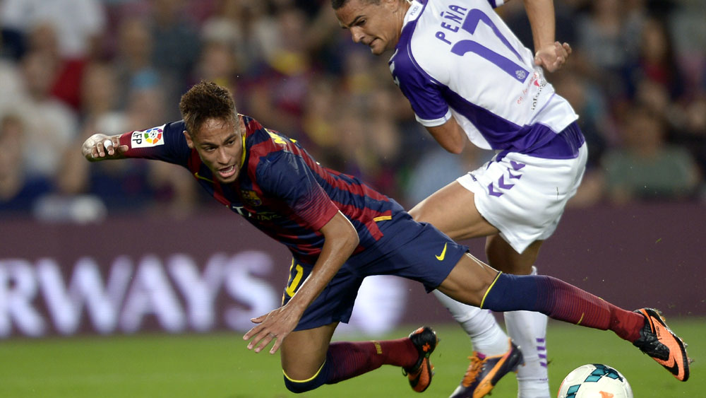 Cai-cai? Neymar &eacute; quem mais recebe faltas na Espanha