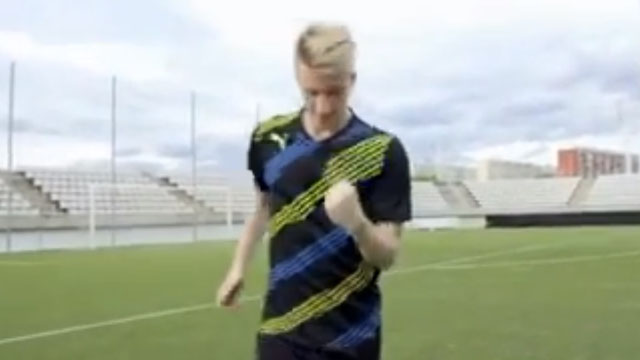 Reus faz um gol com duas bolas. Sim, isso mesmo