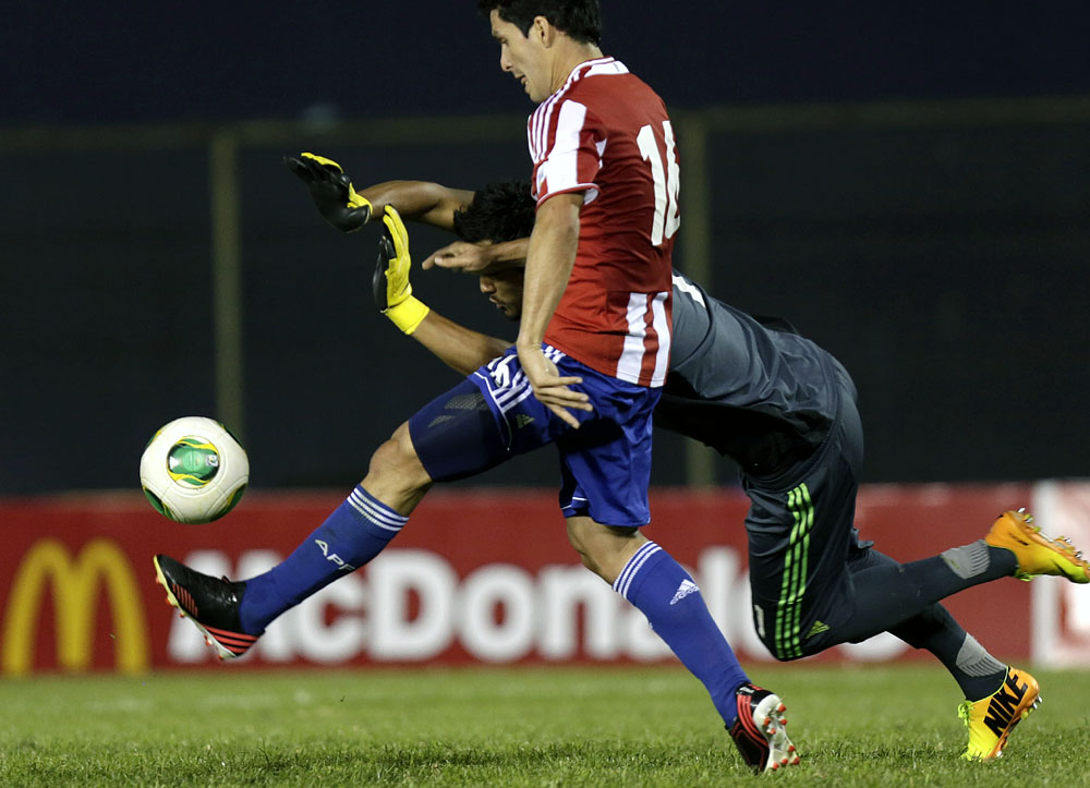 Cristian Riveros &eacute; um dos poucos destaques do Paraguai (AP Photo/Andre Penner)