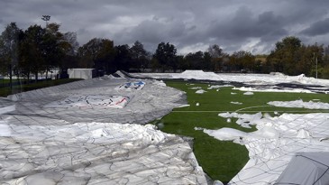 Os atletas do Ajax deram sorte para escapar desse acidente