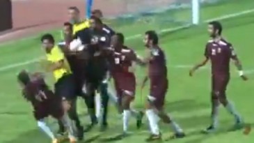 Árbitro cansou de ouvir reclamações e foi para a briga