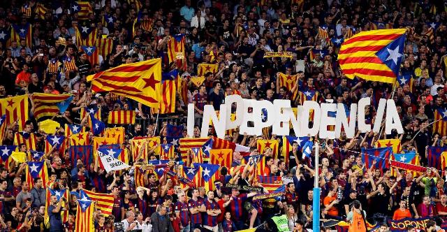 Torcida do Barcelona levanta bandeiras da Catalunha no Camp Nou