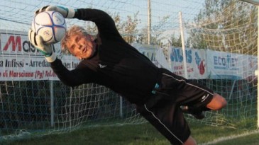 O goleiro que continua fazendo milagres aos 70 anos
