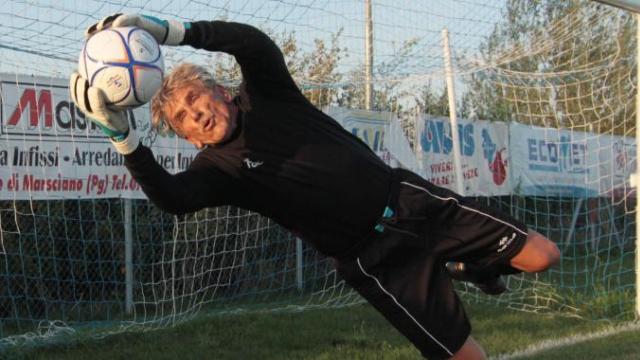 O goleiro que continua fazendo milagres aos 70 anos