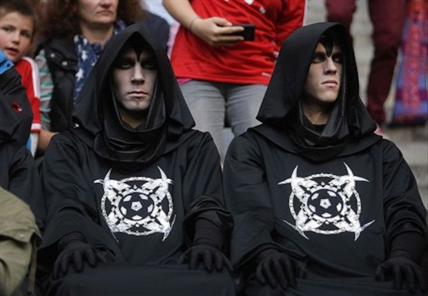 Quem s&atilde;o esses homens que se fantasiaram para assistir futebol na Alemanha e na Inglaterra?