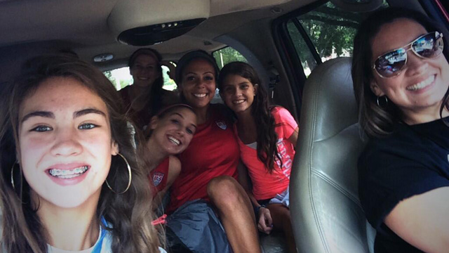 J&aacute; pensou em dar carona para Alex Morgan e Hope Solo?