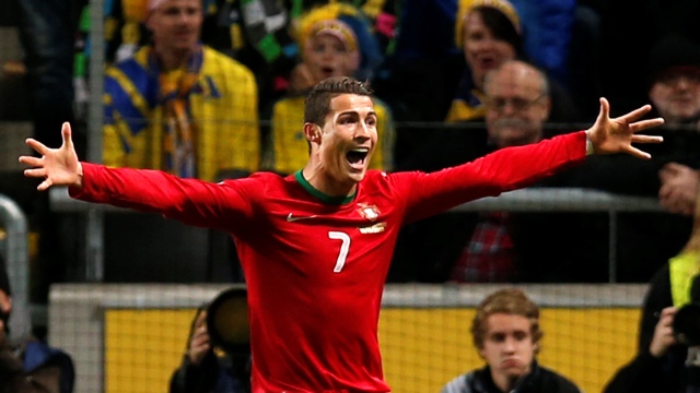 Cristiano Ronaldo comemora um de seus gols em Solna (AP Photo/Frank Augstein)
