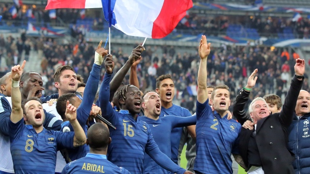 Rib&eacute;ry puxa a fila na festa pela Copa em Saint-Denis (AP Photo/Michel Euler)