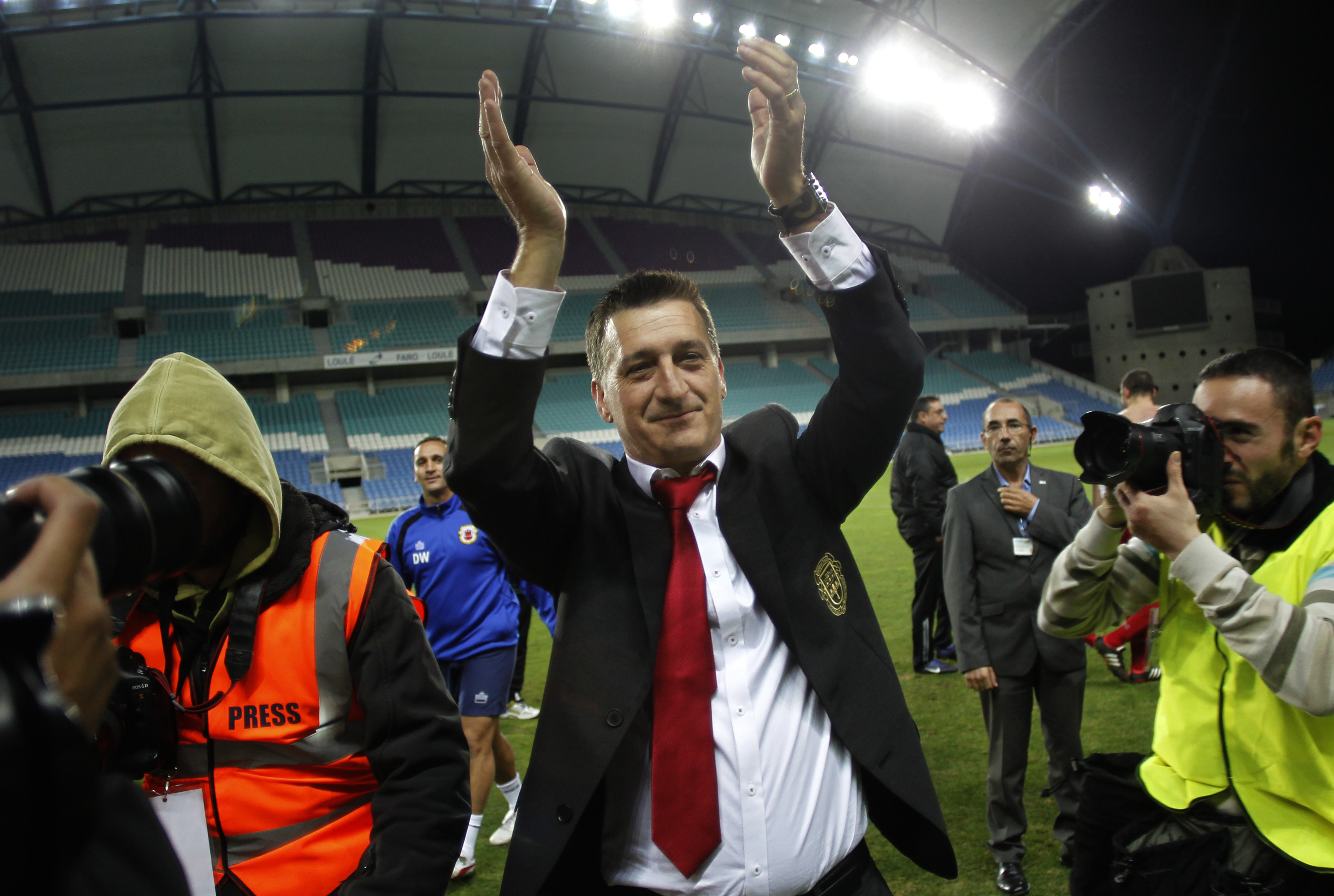 O t&eacute;cnico Allen Bula comandou Gibraltar em seu primeiro jogo como sele&ccedil;&atilde;o oficial (Foto: AP)