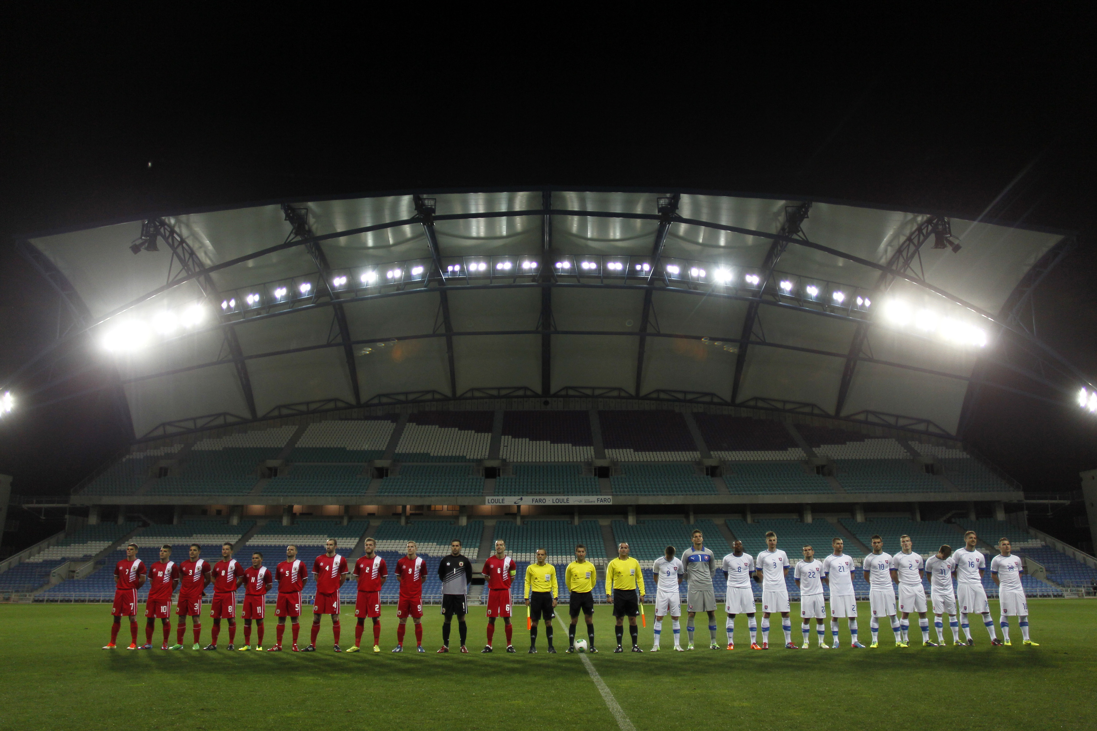 Os jogadores de Gibraltar se alinharam para o hino nacional, o mesmo do Reino Unido (Foto: AP)