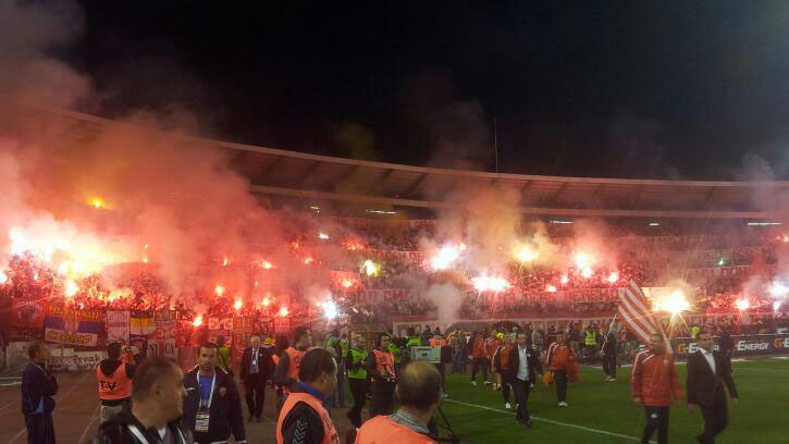 Fogo e muita confus&atilde;o: apenas mais um dia de d&eacute;rbi na S&eacute;rvia