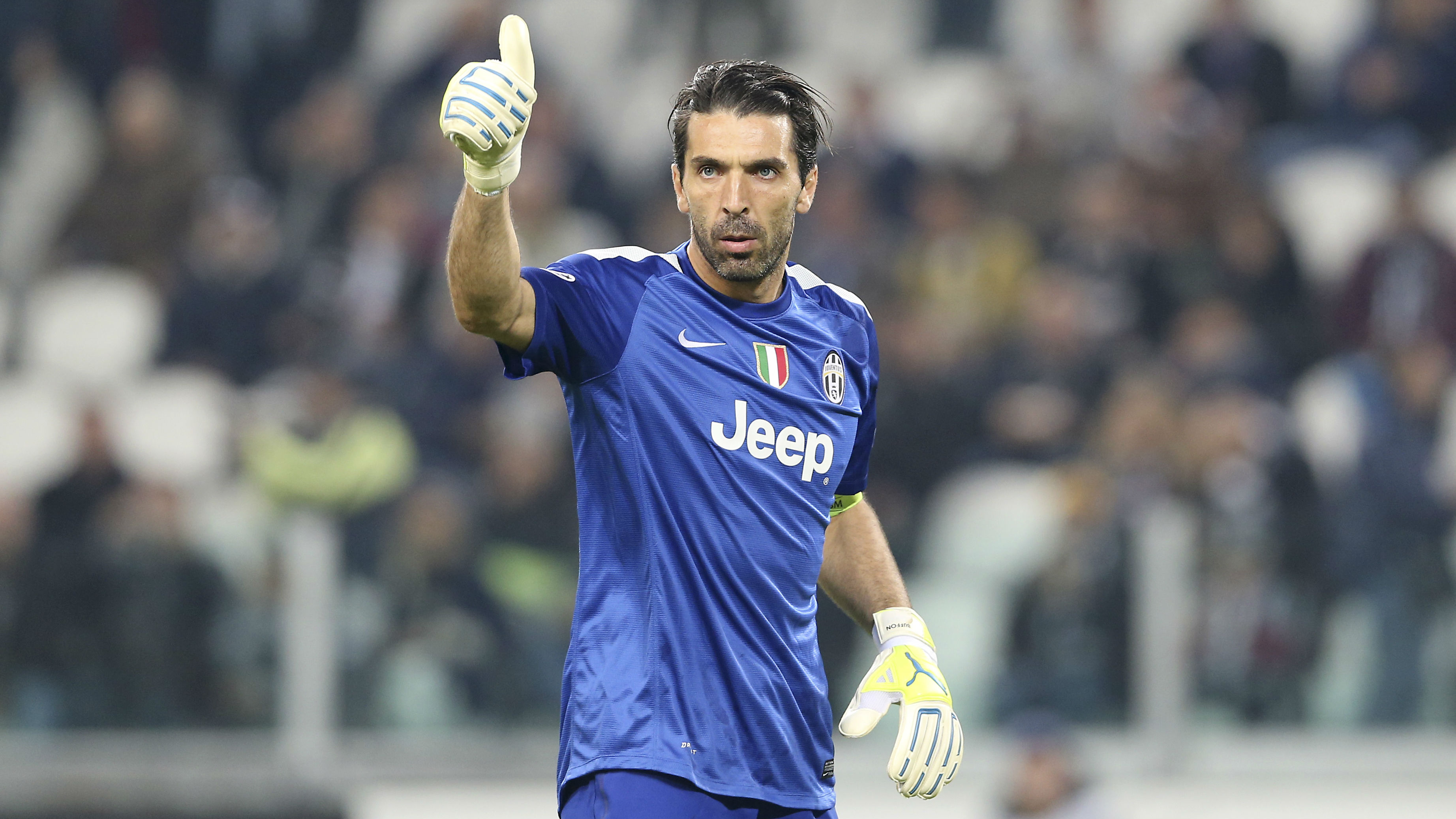 &Oacute;tima ideia, n&atilde;o &eacute; mesmo, Buffon? (AP Photo/Antonio Calanni)