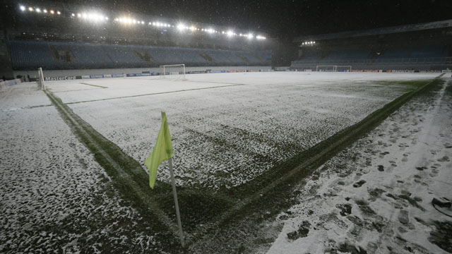 A Arena Khimki foi tomada pela neve (Foto: AP)