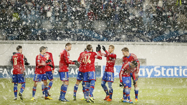 A nevasca n&atilde;o deu folga nem durante o jogo (Foto: AP)