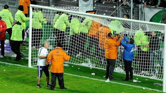 O caldeir&atilde;o de Geoffroy-Guichard ferveu para o d&eacute;rbi