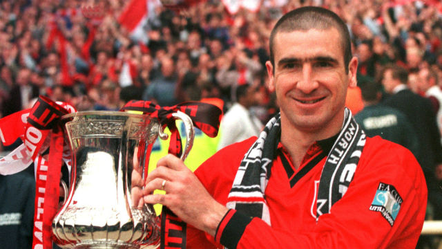 Cantona com a ta&ccedil;a da FA Cup de 1996, vencida contra o Liverpool (AP Photo/Max Nash)
