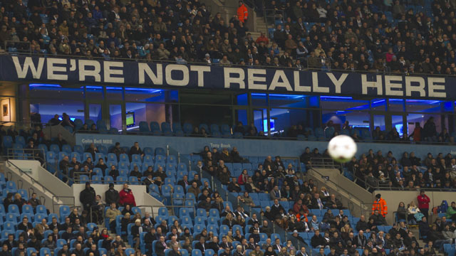 Nem a torcida do City se empolgou com o jogo e o Etihad Stadium n&atilde;o lotou (Foto: AP)