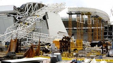 [ARQUIVO TRIVELA] Mortes no Itaquerão expõem a triste rotina da construção