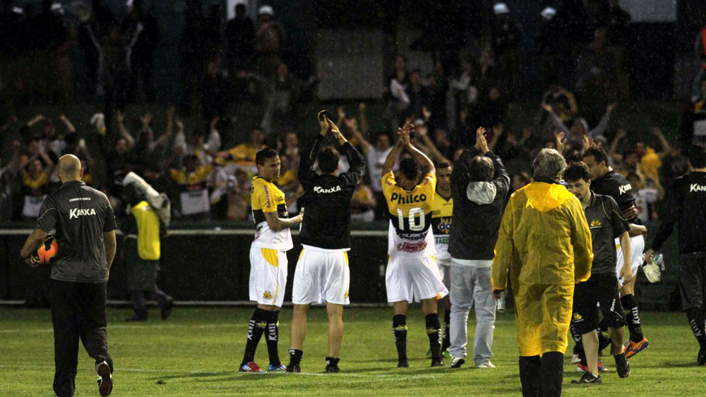 Jogadores do Crici&uacute;ma agradecem &agrave; torcida: Tigre est&aacute; vivo (Foto: Fernando Ribeiro/www.criciumaec.com.br)