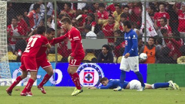 Cruz Azul (e sinal amarelo) para os cementeros