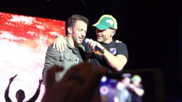 Del Piero joga futebol bem melhor que canta