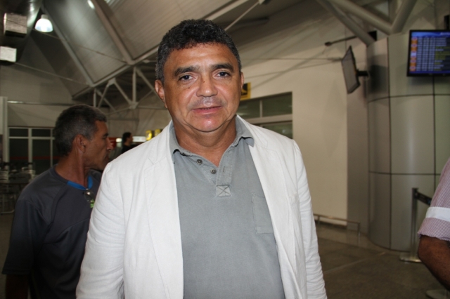 Fl&aacute;vio Ara&uacute;jo treina o Sampaio Corr&ecirc;a pela terceira vez na carreira