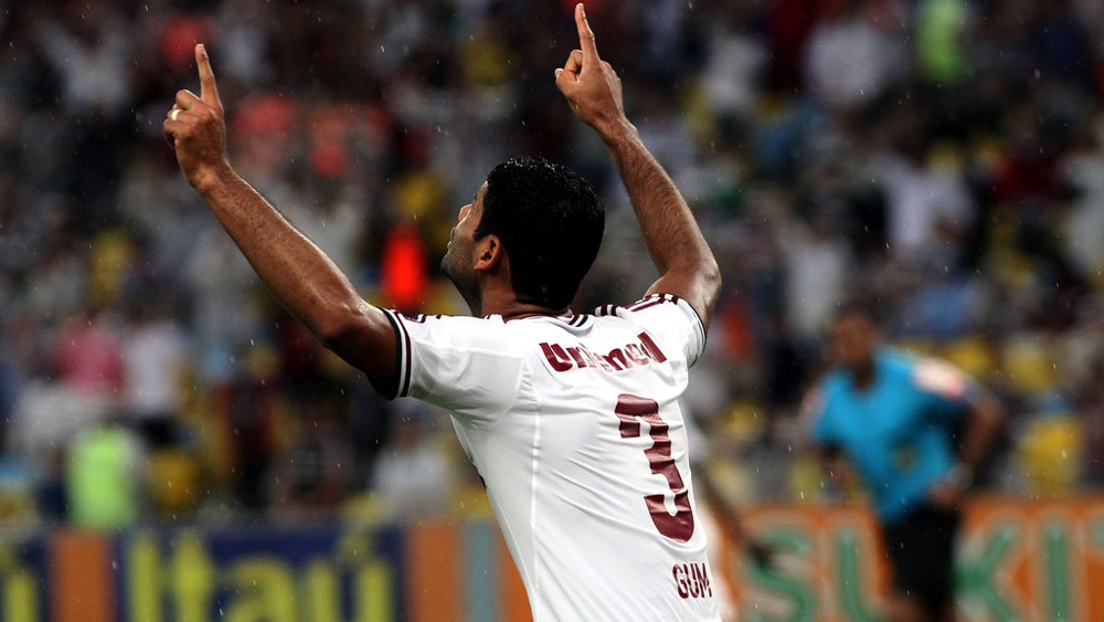 Gum, que poderia ter sido expulso por falta em Lucas Evangelista, comemora o gol da vit&oacute;ria do Flu (Foto: Nelson Perez/Fluminense F.C.)