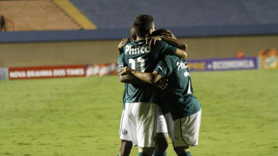 Goi&aacute;s comemora: vit&oacute;ria que mant&eacute;m o time no G4 (Foto: Goi&aacute;s EC)