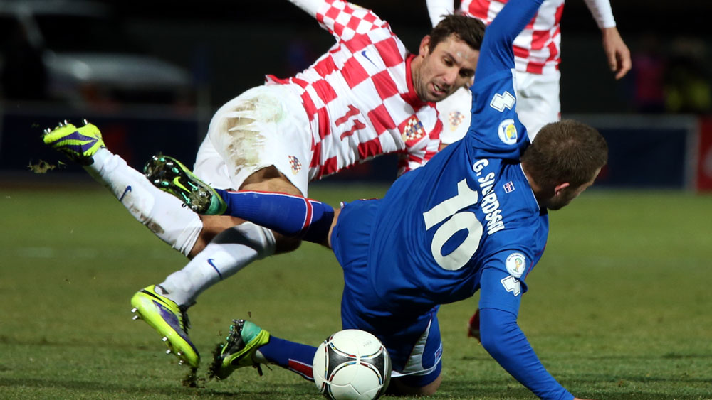 Isl&acirc;ndia de Sigurdsson (n&ordm; 10)  disputa com Srna, da Cro&aacute;cia: jogo fraco em Reykjavik (AP Photo/Brynjar Gauti)