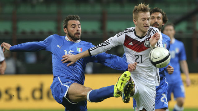 It&aacute;lia e Alemanha enfrentaram-se em uniformes monocrom&aacute;ticos (AP Photo/Antonio Calanni)