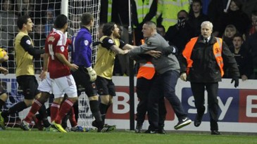 A sorte de todo mundo é que esse inglês não sabe socar