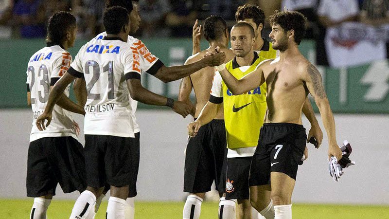 Pato desta vez acertou o p&ecirc;nalti e foi cumprimentado (Foto: Daniel Augusto Jr/Ag&ecirc;ncia Corinthians)