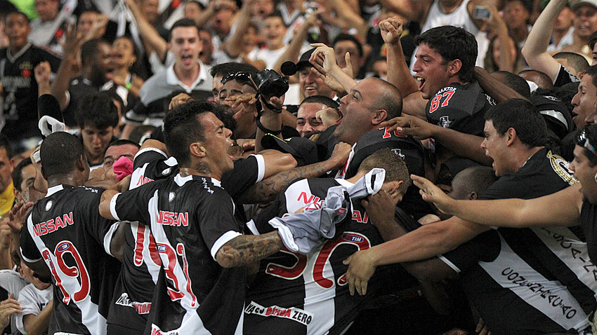 Torcedores do Vasco abra&ccedil;am Andr&eacute;, autor do gol de empate (Foto: Marcelo Sadio / vasco.com.br)